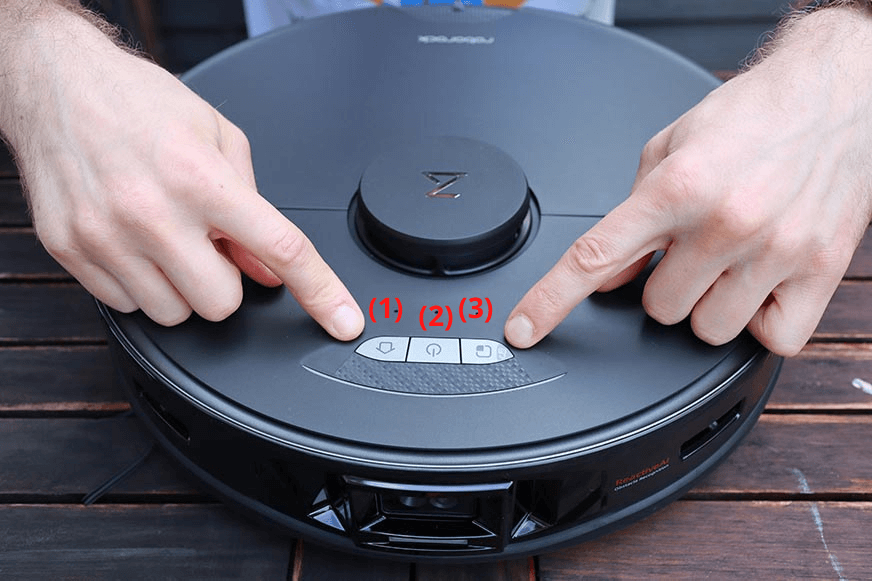 Три кнопки управления на верхней части Roborock S7 MaxV крупным планом